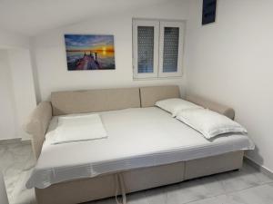 Ένα ή περισσότερα κρεβάτια σε δωμάτιο στο Apartman Emili Kotor-Ljesevici