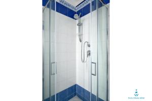 Koupelna v ubytování Due bilocali ristrutturati nel 2025 con vista panoramica su Porto Ottiolu + 41 fotografií