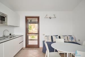 Kuchyň nebo kuchyňský kout v ubytování Due bilocali ristrutturati nel 2025 con vista panoramica su Porto Ottiolu