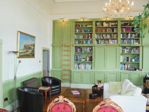 sala de estar con estanterías verdes y sofá en The Grand Terrace, en Saltburn-by-the-Sea