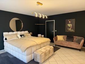 a bedroom with a large bed and a mirror at Nummer 11 in Kist