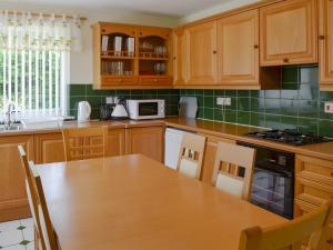 Kuchyň nebo kuchyňský kout v ubytování Fairway Cottage- Uk11780