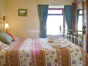 een slaapkamer met een bed met handdoeken erop bij Causey View in Keswick