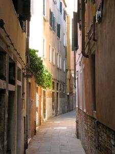 un callejón vacío en un callejón entre edificios en la levantina, en Venecia