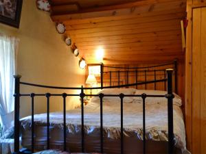 una camera con un letto in una baita di tronchi di Chapel Cottage a Pont Sticill