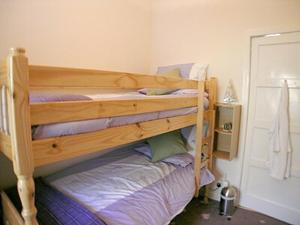een stapelbed in een slaapkamer bij Brightwater Cottage in Arnisdale