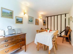 une salle à manger avec une table et des chaises dans l'établissement Oaklawn Cottage, à Eye