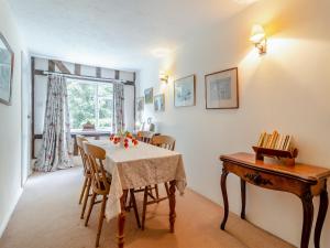 une salle à manger avec une table et une fenêtre dans l'établissement Oaklawn Cottage, à Eye