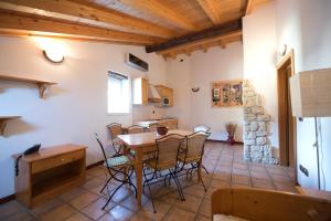 - une cuisine et une salle à manger avec une table et des chaises dans l'établissement Residence Villa Nicole, à Arco