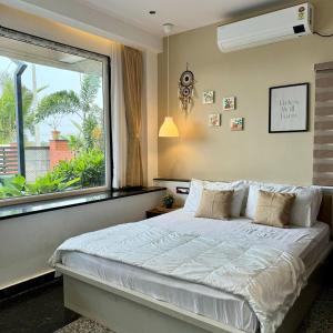 Ένα ή περισσότερα κρεβάτια σε δωμάτιο στο Moku Farm Villa Stay Near Yadagirigutta- Homeyhuts