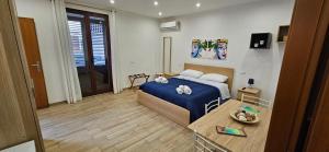 a small bedroom with a bed and a table at Profumi di Sicilia in Cinisi