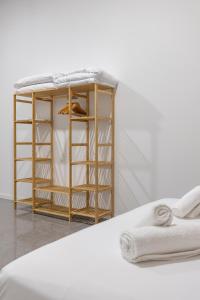 a room with a bunk bed with towels at Imperial Apartamentos Puerto in Valencia