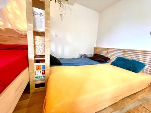 Postel nebo postele na pokoji v ubytování Zen serenity sauna & spa retreat - happy go lucky