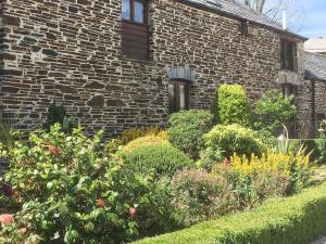 a garden in front of a brick house at Lower Shippen - 23493 in North Petherwin