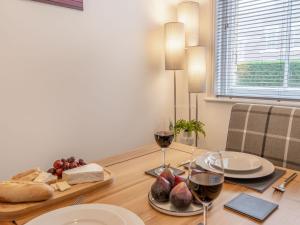 Una mesa con dos copas de vino y comida encima. en Copper's Rest - Uk41446, en Saltburn-by-the-Sea