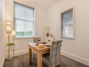 Un comedor con una mesa y dos ventanas. en Copper's Rest - Uk41446, en Saltburn-by-the-Sea