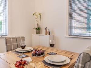 Una mesa con dos copas de vino y comida encima. en Copper's Rest - Uk41446, en Saltburn-by-the-Sea