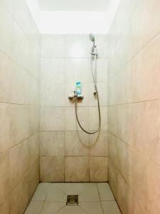 une douche avec pommeau de douche dans une salle de bain dans l'établissement Comfortable 5BR Apt Well Connected Location, à Vienne
