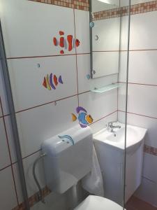ein Bad mit einem WC und einem Waschbecken in der Unterkunft Apartman Nena in Klenovica