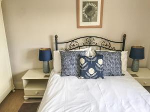 a bedroom with a bed with two night stands and two lamps at York House in Richmond +8 photos