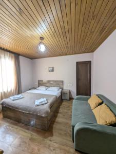 Letto o letti in una camera di Lisaneli