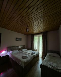 Letto o letti in una camera di Lisaneli