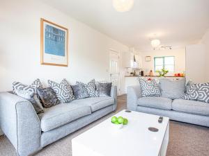 een woonkamer met twee banken en een salontafel bij 4 Water Wheel Apartment in Charlestown