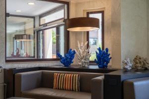 a living room with a couch and a mirror at Warmthotel in Rome
