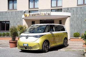 a white and yellow smart car parked in front of a building at Warmthotel in Rome