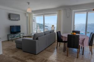 un soggiorno con un divano e un tavolo di Monix Homes-Villa Deniz - Stunning Seaview a Yarim Adası