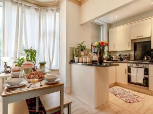 Η κουζίνα ή μικρή κουζίνα στο 6 Fairfield Road