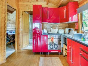 Kuchyň nebo kuchyňský kout v ubytování The Cabin Cefn Mawr + 14 fotografií