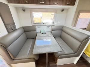 Posezení v ubytování Tiny home in Bayswater
