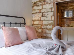 ein Schlafzimmer mit einem Bett mit einem Schwan darauf in der Unterkunft Beck View Cottage in Staithes + 10 Fotos