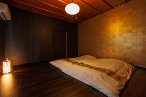 Postel nebo postele na pokoji v ubytování 新オープン480平方米海凪 庭園&露天風呂一日一組3名様同一料金 海歩いて1分 最大16名様