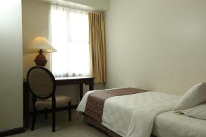 Een bed of bedden in een kamer bij Aryaduta Suite Semanggi