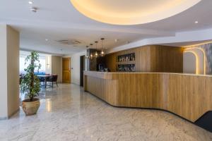 圣保罗湾城Xemxija Bay Hotel的带有酒吧的酒店大堂 更多37张照片