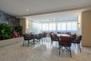 Xemxija Bay Hotel的休息区