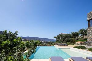 uma piscina numa villa com vista em Villa Zoe em Agios Nikolaos