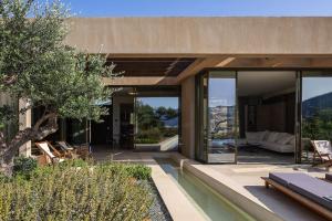 uma casa com portas de vidro e uma piscina em Villa Zoe em Agios Nikolaos