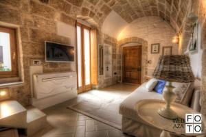 una camera da letto con un letto e un tavolo con una lampada di G.H.03 Polignano a Mare a Polignano a Mare