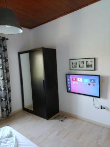 TV i/ili multimedijalni sistem u objektu Beautiful nearby beach house with garden, private pool and large yard