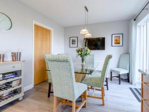 ein Esszimmer mit Tisch und Stühlen in der Unterkunft Kittiwake in Amble