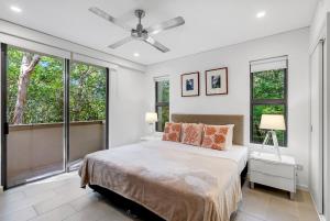 Katil atau katil-katil dalam bilik di Violet Drift - Beachside Escape in Sea Temple Resort +29 gambar