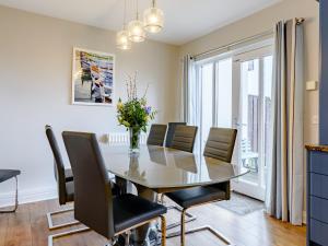 ein Esszimmer mit Glastisch und Stühlen in der Unterkunft Marina View in Amble + 29 Fotos