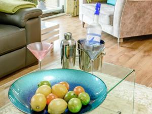 eine Schale mit Trauben und eine Flasche Wein auf einem Tisch in der Unterkunft Marina View in Amble