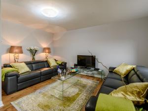 ein Wohnzimmer mit Sofa und Fernseher in der Unterkunft Marina View in Amble