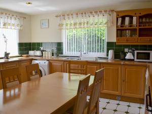 Kuchyň nebo kuchyňský kout v ubytování Fairway Cottage- Uk11780