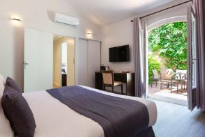 Postel nebo postele na pokoji v ubytování SOWELL HOTELS Domaine de la Petite Isle