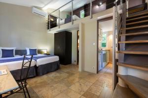 Postel nebo postele na pokoji v ubytování SOWELL HOTELS Domaine de la Petite Isle